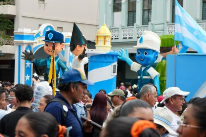 Desfile: Siete carros alegóricos recorrieron el centro de Guayaquil durante las celebraciones por sus 206 años de independencia.