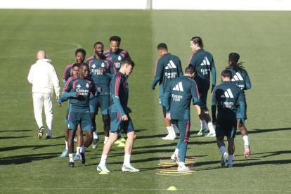 Los jugadores del Real Madrid: Mendy, Rodrygo, Vinicius jr, Rüdiger y Militao, durante el entrenamiento del equipo.