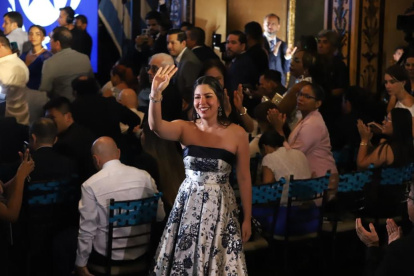 La alcaldesa Tatiana Coronel arriba al Salón de la Ciudad para la Sesión Solemne del 9 de Octubre.