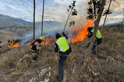 El déficit hídrico, las altas temperaturas y los fuertes vientos favorecen la propagación de los incendios forestales en Ambato. En los primeros nueve días de octubre se han registrado 25 emergencias de este tipo.