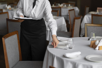 El comercio y los restaurantes suelen aumentar sus contrataciones durante la temporada de fin de año.
