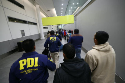 AME4895. SANTIAGO (CHILE), 10/10/2026.- Fotografía cedida por la Policía de Investigaciones de Chile (PDI), que muestra la expulsión de personas extranjeras este sábado, en el aeropuerto internacional Arturo Merino Benítez en Santiago (Chile). El Gobierno del presidente chileno, José Antonio Kast, informó que 1.874 extranjeros han sido expulsados del país este año, tras la salida este sábado de un vuelo con 56 deportados hacia Bolivia, Ecuador y Colombia, el décimo desde el inicio de la Administración en marzo pasado. EFE/ Policía de Investigaciones de Chile (PDI) /SOLO USO EDITORIAL/ NO VENTAS/ SOLO DISPONIBLE PARA ILUSTRAR LA NOTICIA QUE ACOMPAÑA (CRÉDITO OBLIGATORIO)