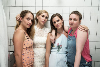 Estrenada en abril de 2012, Girls seguía a cuatro amigas que intentaban encontrar su lugar en Nueva York mientras enfrentaban relaciones sentimentales complicadas, dificultades laborales, inseguridades y decisiones equivocadas