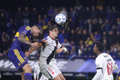 Lautaro Di Lollo (i) de Boca Juniors disputa el balón con Santiago Sosa (c) de Vasco da Gama.
