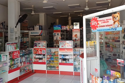 La falta de energía dejó a oscuras una farmacia del centro de Esmeraldas, donde la ausencia de clientes reflejaba las dificultades para atender durante el apagón.