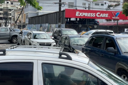Los semáforos apagados provocaron congestionamientos en diferentes avenidas de Guayaquil durante la mañana de este miércoles.