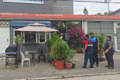 Municipio de Guayaquil retira carpa instalada frente a una vivienda en Samanes.