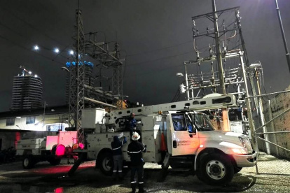CNEL desplegó equipos técnicos para atender las interrupciones eléctricas reportadas durante la jornada anterior.