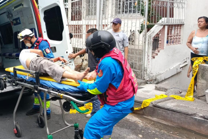 Un adulto mayor quedó atrapado sobre una reja metálica después de perder el equilibrio mientras podaba árboles en el cerro del Carmen, en Guayaquil.