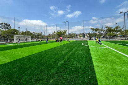 Cancha sintética del Malecón de Samborondón (cabecera cantonal).