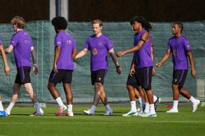 Frenkie de Jong (c) durante el entrenamiento en la ciudad deportiva Joan Gamper.