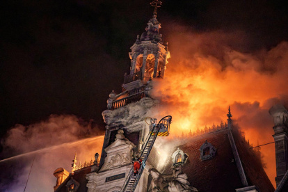 El Ayuntamiento de Limoges, un edificio declarado monumento históric, quedó prácticamente destruido este sábado por un incendio provocado durante un ataque de manifestantes que participaban en la jornada de protestas sociales.