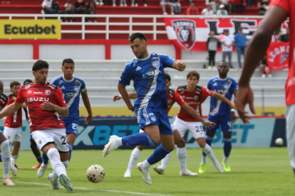 Emelec remontó en casa de Leones FC.