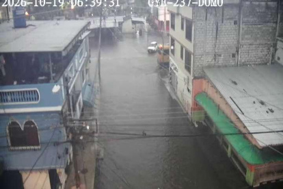 Varias zonas de la ciudad permanecen en este momento bajo el agua. Frente a ello se ha dispuesto la suspensión de clases en zonas inundadas o de difícil acceso.
