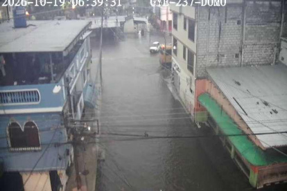 Varias zonas de la ciudad permanecen en este momento bajo el agua. Frente a ello se ha dispuesto la suspensión de clases en zonas inundadas o de difícil acceso.