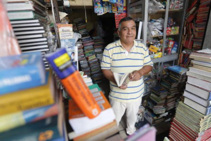 Manuel Fabara heredó de su padre el negocio de vender libros usados. Su local está ubicado en la calle Seis de Marzo, entre Colón y Alcedo, cerca del Mercado Central.