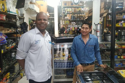 Elías Tenorio, secretario Técnico de Juventudes, (izquierda) junto a un joven emprendedor.