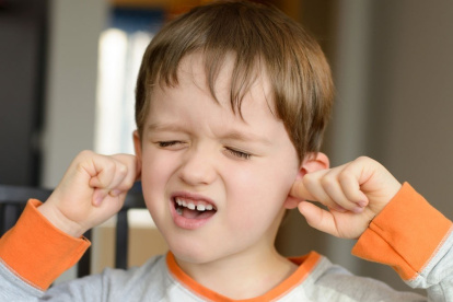 Evita que los niños sacudan la cabeza cuando les entre agua en el oído. Eso puede causarle daños.