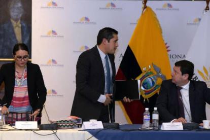 Comparecencia. El ministro Richard Martínez llegó con media hora de retraso y ocupó su lugar.