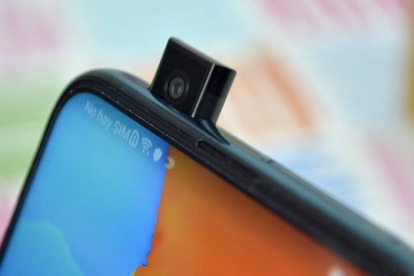 Cuenta con una cámara retráctil que aparece al activar la cámara delantera.