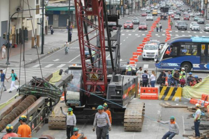 Imagen referencial. Trabajos para la construcción de la aerovía en la avenida Quito.