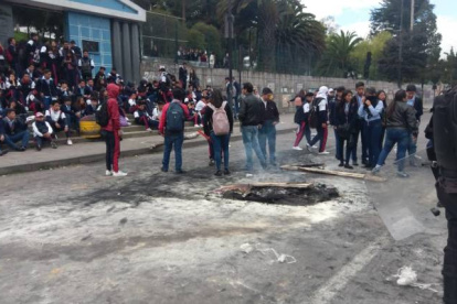 Los estudiantes cerraron los dos sentidos de la vía Napo y el carril exclusivo del servicio de Ecovía.