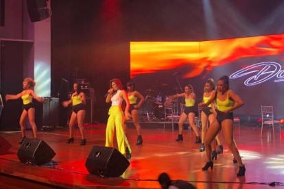 La cantante Dayanara deslumbró al público con el tema “El Innombrable”.