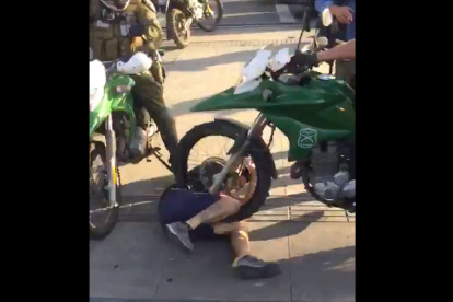 El vídeo fue grabado durante una protesta estudiantil en Viña del Mar, el pasado 14 de noviembre.