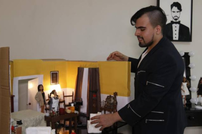 Entre sus trabajos recientes está la producción miniatura de la telenovela ‘María, la del barrio’. En la imagen, expone el montaje para una escena que protagonizan dos de las villanas.