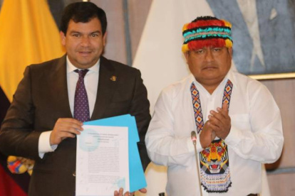 Entrega. En el Salón de los Presidentes de la Asamblea Nacional, César Litardo recibió la propuesta de modelo económico de manos de Jaime Vargas.