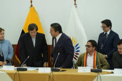 Comisionados. Doris Soliz (RC), César Rohón (PSC), el presidente Fernando Burbano (BADI), Jaime Olivo (PK-BIN) y Carlos Vera (PAIS): cinco de los siete. (Dina Defas / Expreso)