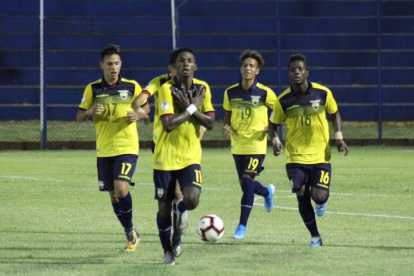 Miembros de la sub-15 festejan una anotación frente a Uruguay.