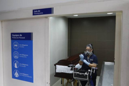 María Mejía se prepara para iniciar a maquillar un cadáver.