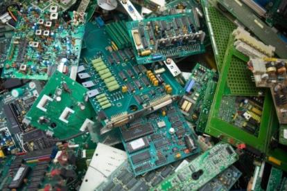 Tarjetas y basura electrónica en plata de reciclaje de Guayaquil.