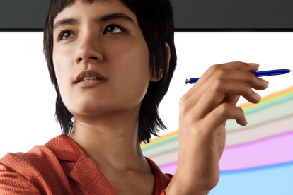 Su diseño es de cuerpo único, soporta 10 horas de uso con una sola carga y su batería es litio-titanio de 350 uAh.