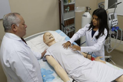 Prácticas. Maité Pazmiño aprende rehabilitación cardiaca, a través de simuladores.