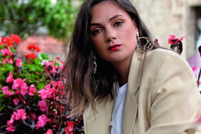 Tiene muchas ideas y cosas por decir, o escribir, pero no quiere hacerlo sola. Quiere que todas las mujeres lo hagan.