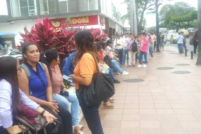 Un grupo de jóvenes hicieron fila días atrás en la calle Víctor Emilio Estrada, para entregar su hoja de vida y conseguir trabajo. La fila fue de dos cuadras.