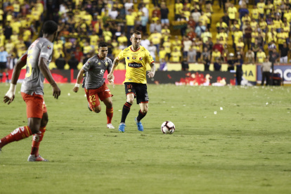 Damián Díaz fue uno de los más movedizos en el equipo local, pero pudo doblegar al arquero Fernando Fernández.