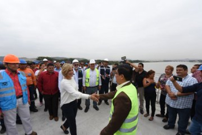 La alcaldesa de Guayaquil. Cynthia Viteri, recorrió la obra.