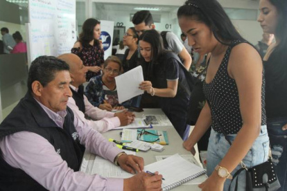 Atención. En la planta baja del edificio donde funciona la Senescyt se ha instalado un punto para atender los requerimientos de los jóvenes.