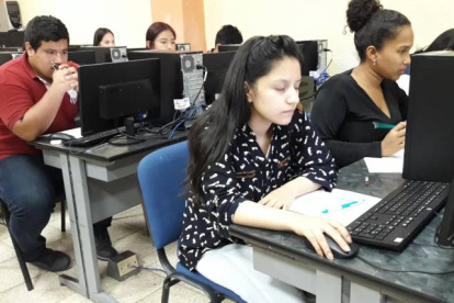 Dos veces al año, más de 200.000 personas rinden la prueba Ser Bachiller, con miras a ingresar a la universidad