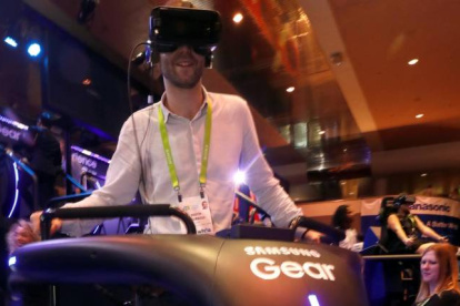 Keith Jauregui de Francia intenta una experiencia de realidad virtual de snowboard en un stand de Samsung durante el CES 2018 en Las Vegas