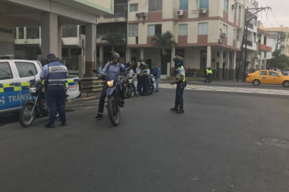 El parabrisas trasero y ventanas de un patrullero resultaron afectados durante un operativo realizado este lunes.