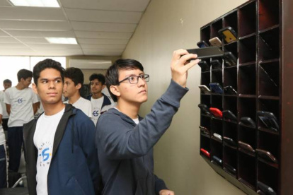 Voluntad. Los estudiantes dejan sus teléfonos celulares en unos casilleros para no distraerse en clases