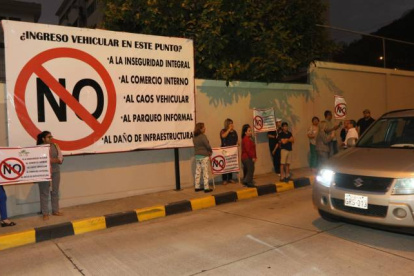 Residentes de la urbanización han colocado un cartel cerca de la garita de entrada en rechazo al proyecto que busca levantar dos edificios.
