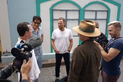 Ewan McGregor recorrió zonas turísticas como Las Peñas tras su llegada a Guayaquil. En la imagen, junto al también actor guayaquileño Andrés Crespo.