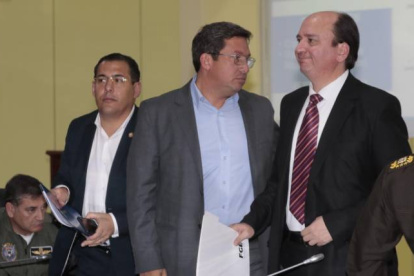 Los ministros Patricio Zambrano (Defensa), César Navas (Interior) y el fiscal Baca informaron del ataque.