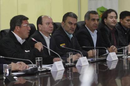 Patricio Zambrano y César Navas, ministros de Defensa y del Interior; el fiscal Carlos Baca; y los presidentes José Serrano (Asamblea) y Gustavo Jalkh (Judicatura).