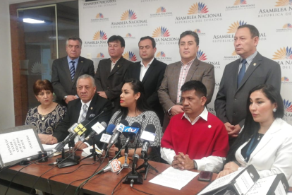 Fernando Flores junto a los miembros del bloque legislativo CREO presentan el pedido de juicio político.